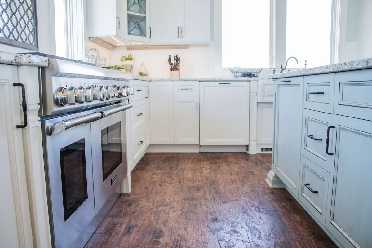 White FFT kitchen cabinetry with a range wall and dark hardwood floor